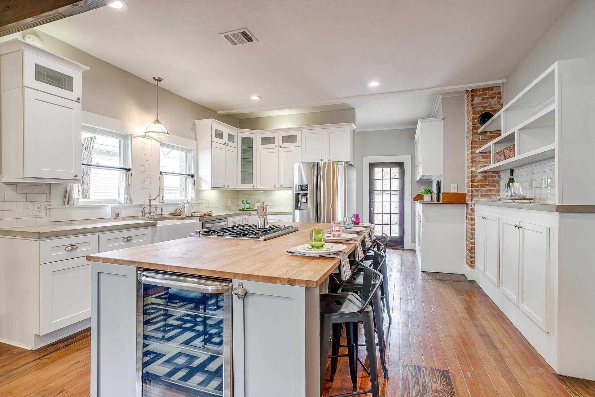 An image that shows 1405 S Henderson (22 Of 64)