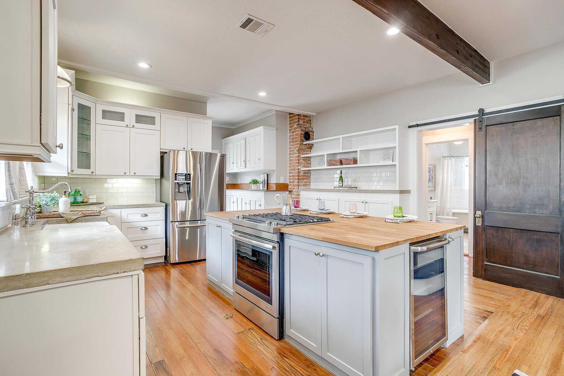 An image that shows 1405 S Henderson (24 Of 64)