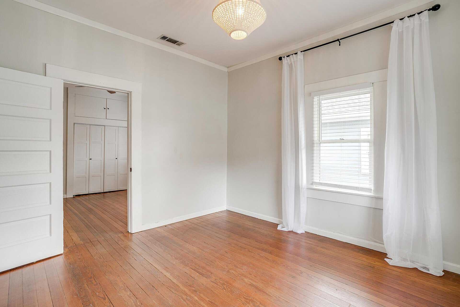 An image that shows 1405 S Henderson (32 Of 64)