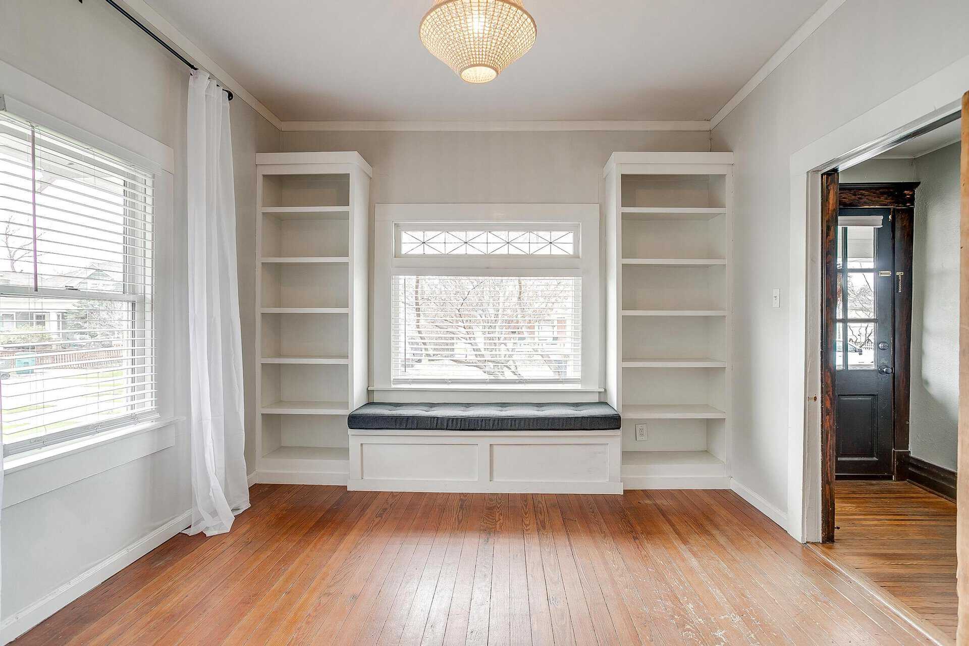 An image that shows 1405 S Henderson (33 Of 64)