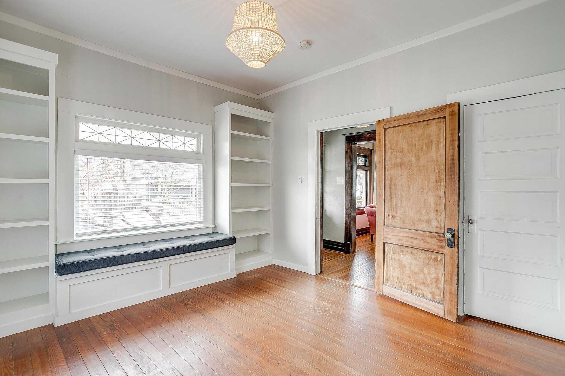 An image that shows 1405 S Henderson (34 Of 64)