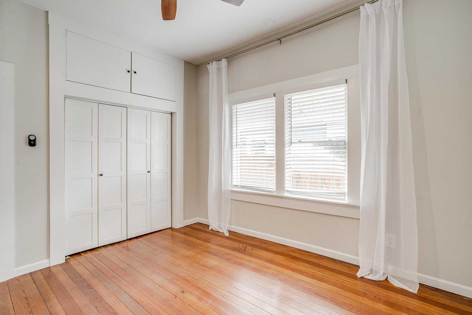 An image that shows 1405 S Henderson (35 Of 64)