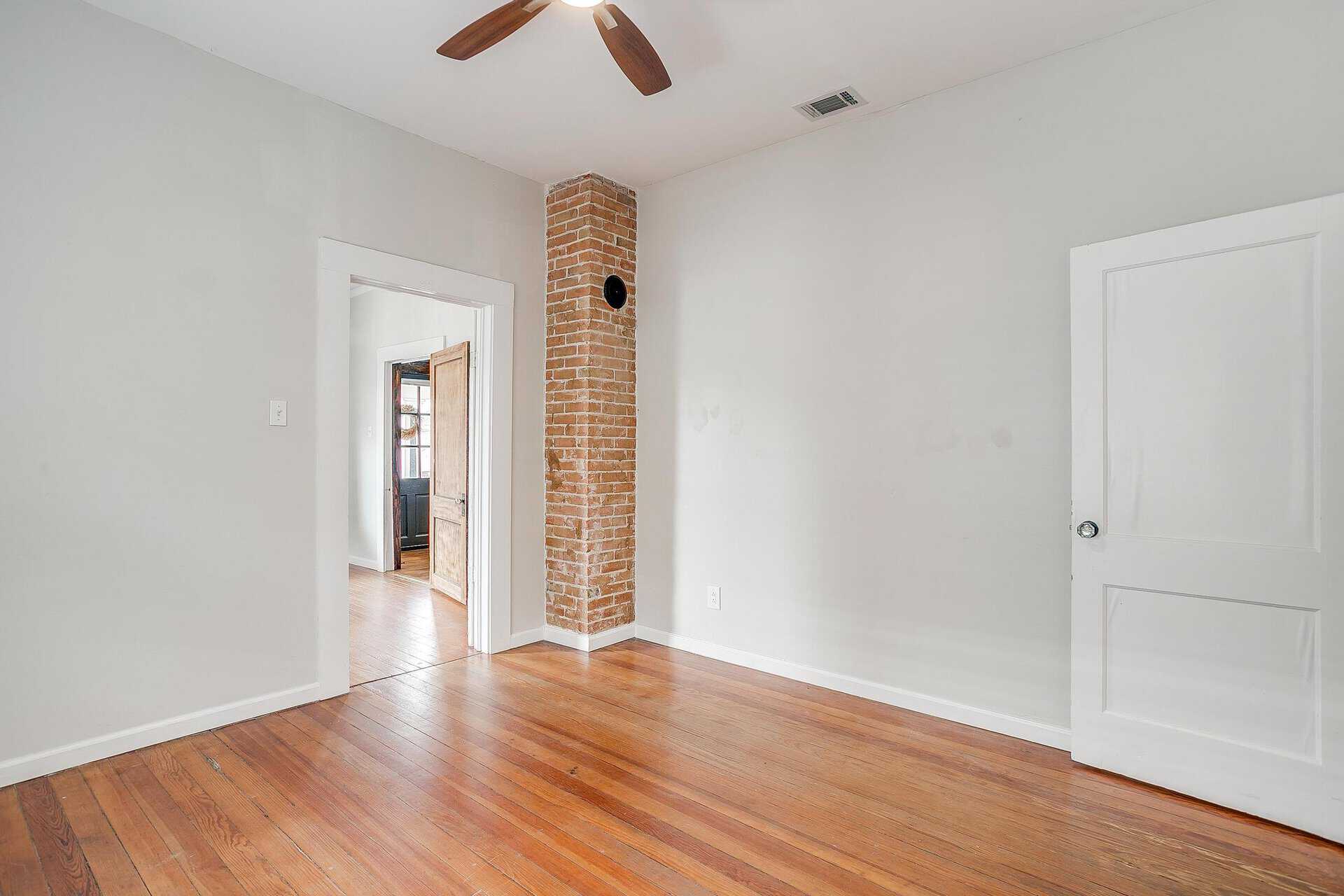 An image that shows 1405 S Henderson (36 Of 64)