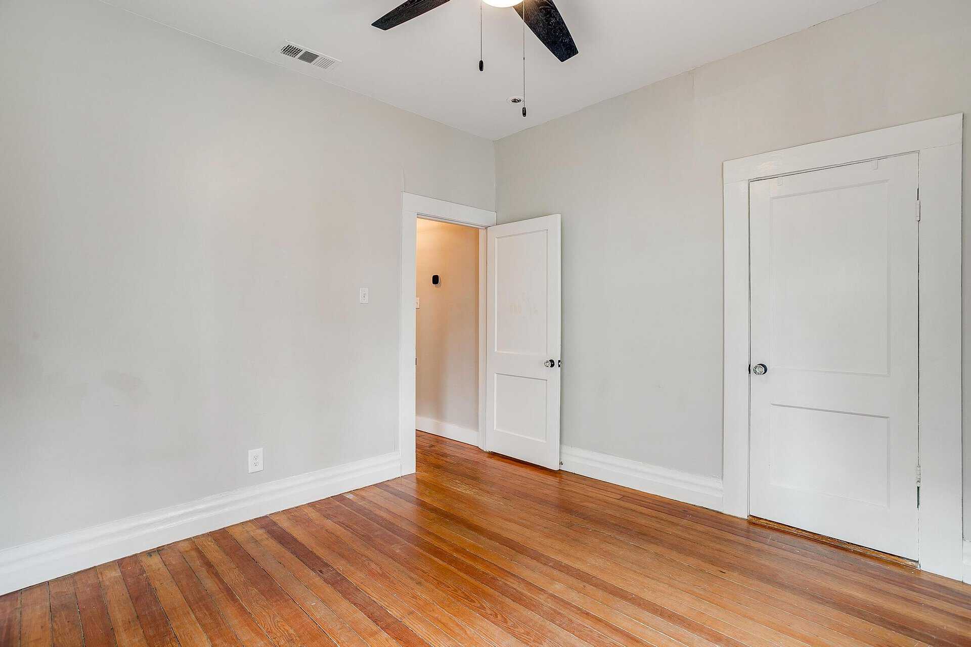 An image that shows 1405 S Henderson (38 Of 64)
