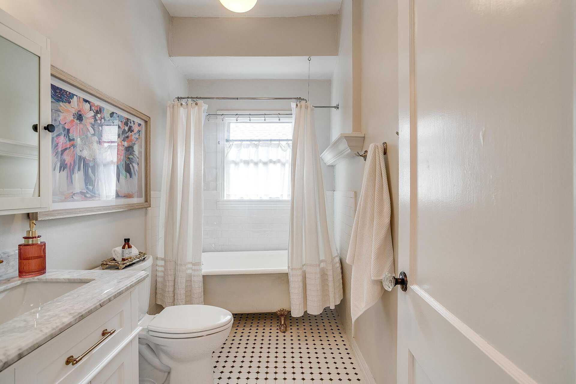 An image that shows 1405 S Henderson (39 Of 64)