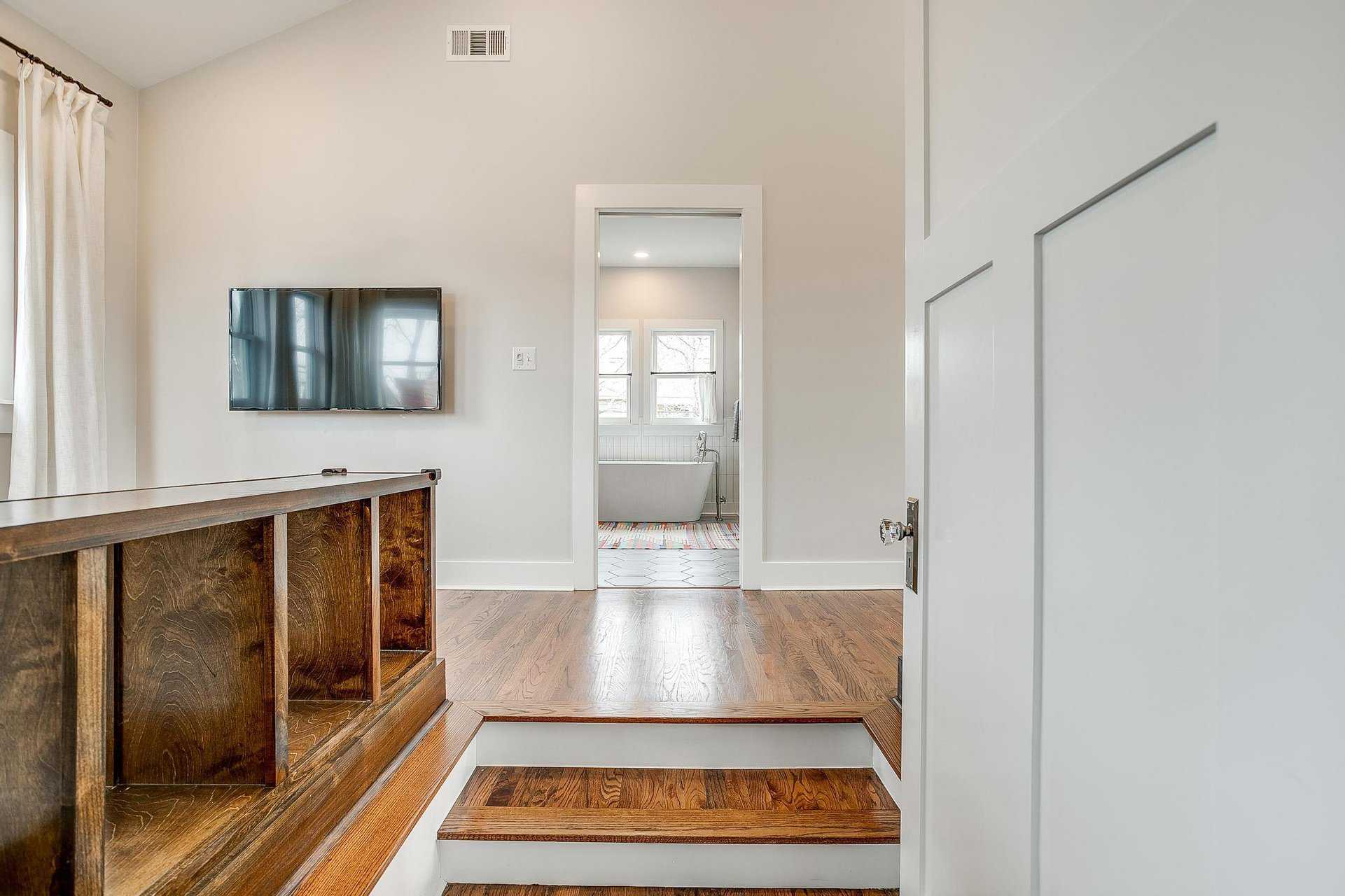 An image that shows 1405 S Henderson (42 Of 64)