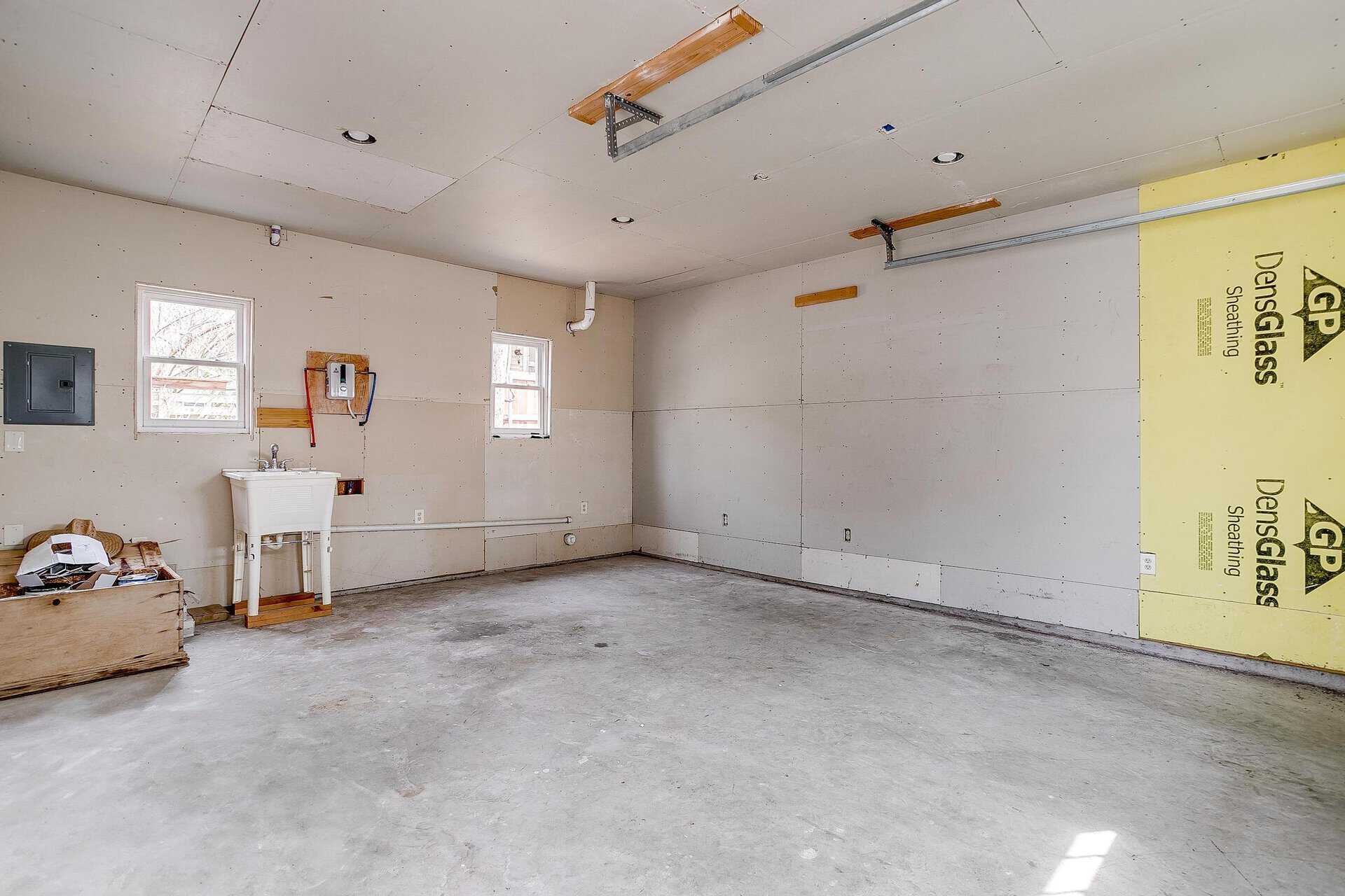 An image that shows 1405 S Henderson (54 Of 64)