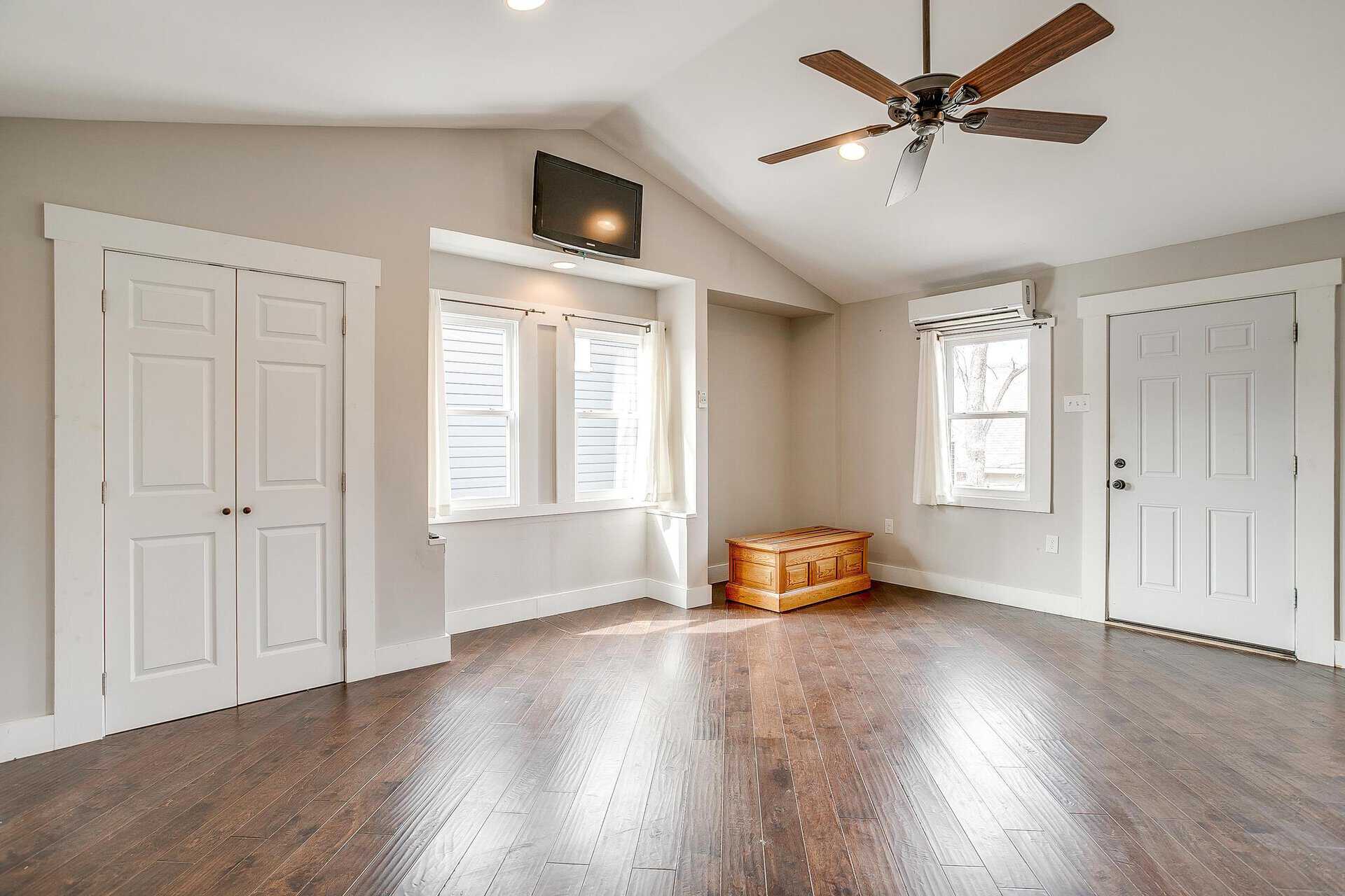 An image that shows 1405 S Henderson (56 Of 64)