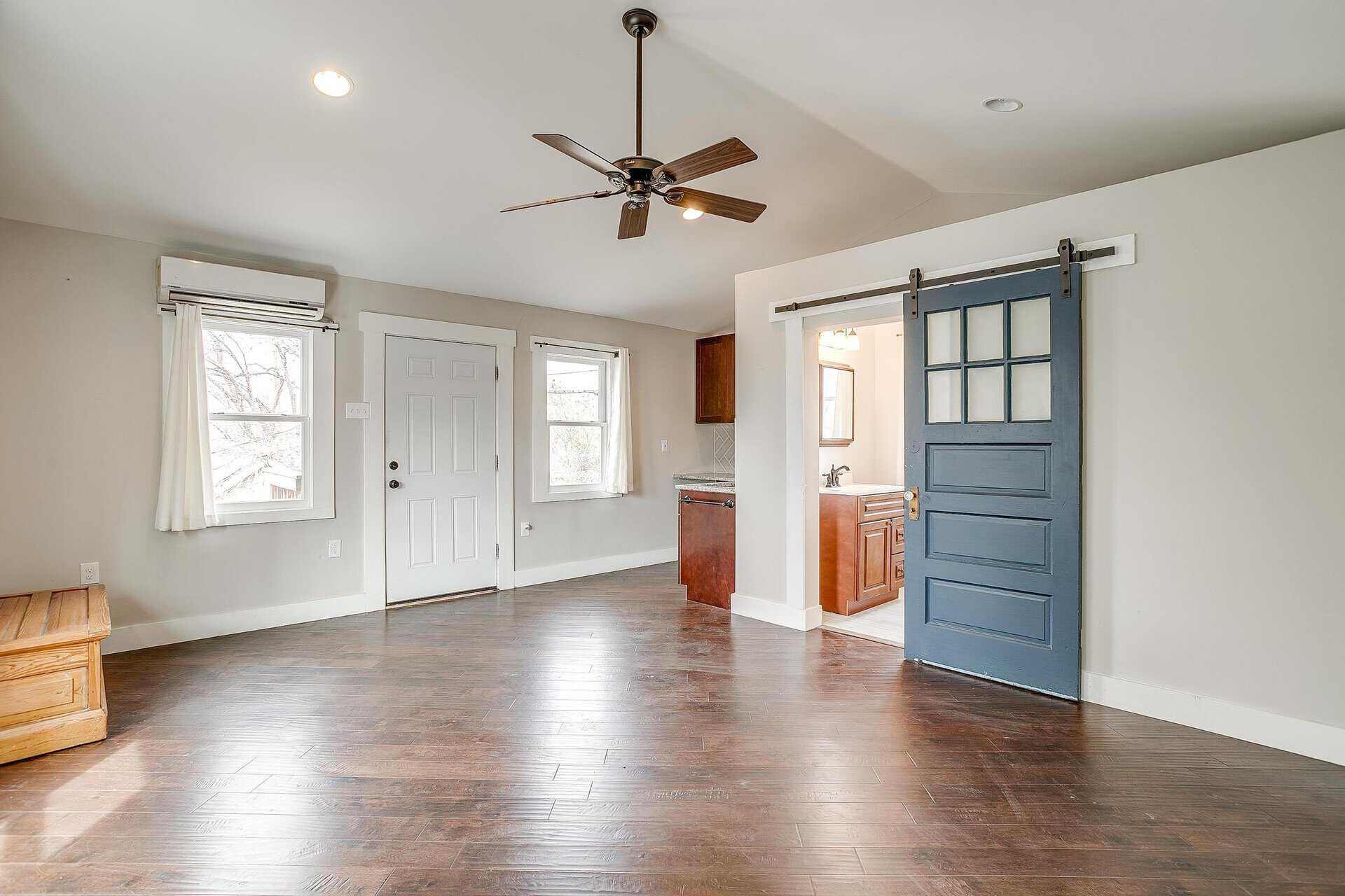 An image that shows 1405 S Henderson (57 Of 64)