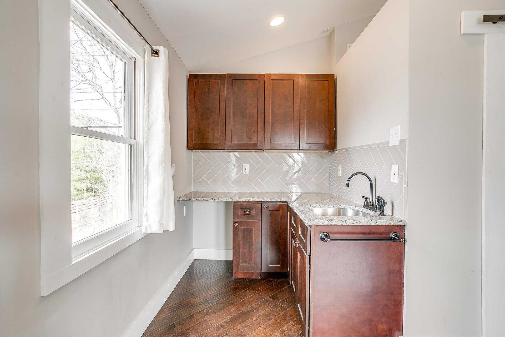 An image that shows 1405 S Henderson (58 Of 64)