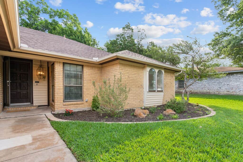 An image that shows 00 1 4 Web Or Mls 140 Amory Dr 04