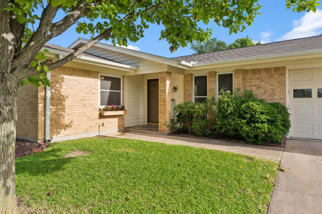 An image that shows 01 5 Web Or Mls 9928 Farmington Dr 05