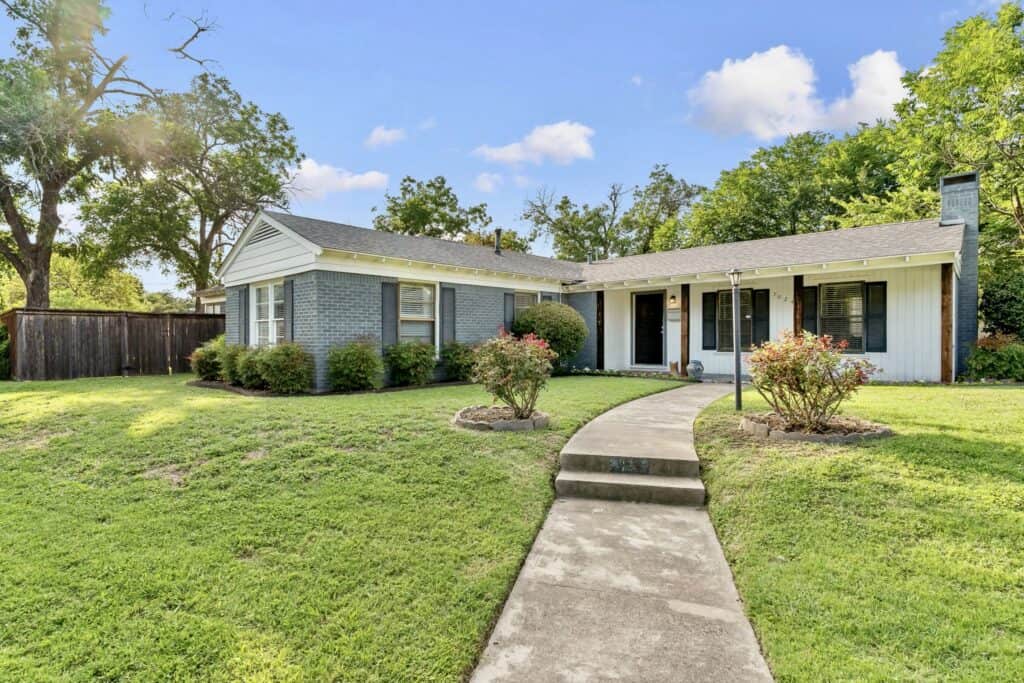 An image that shows 00 1 Web Or Mls 3024 5th Ave 1