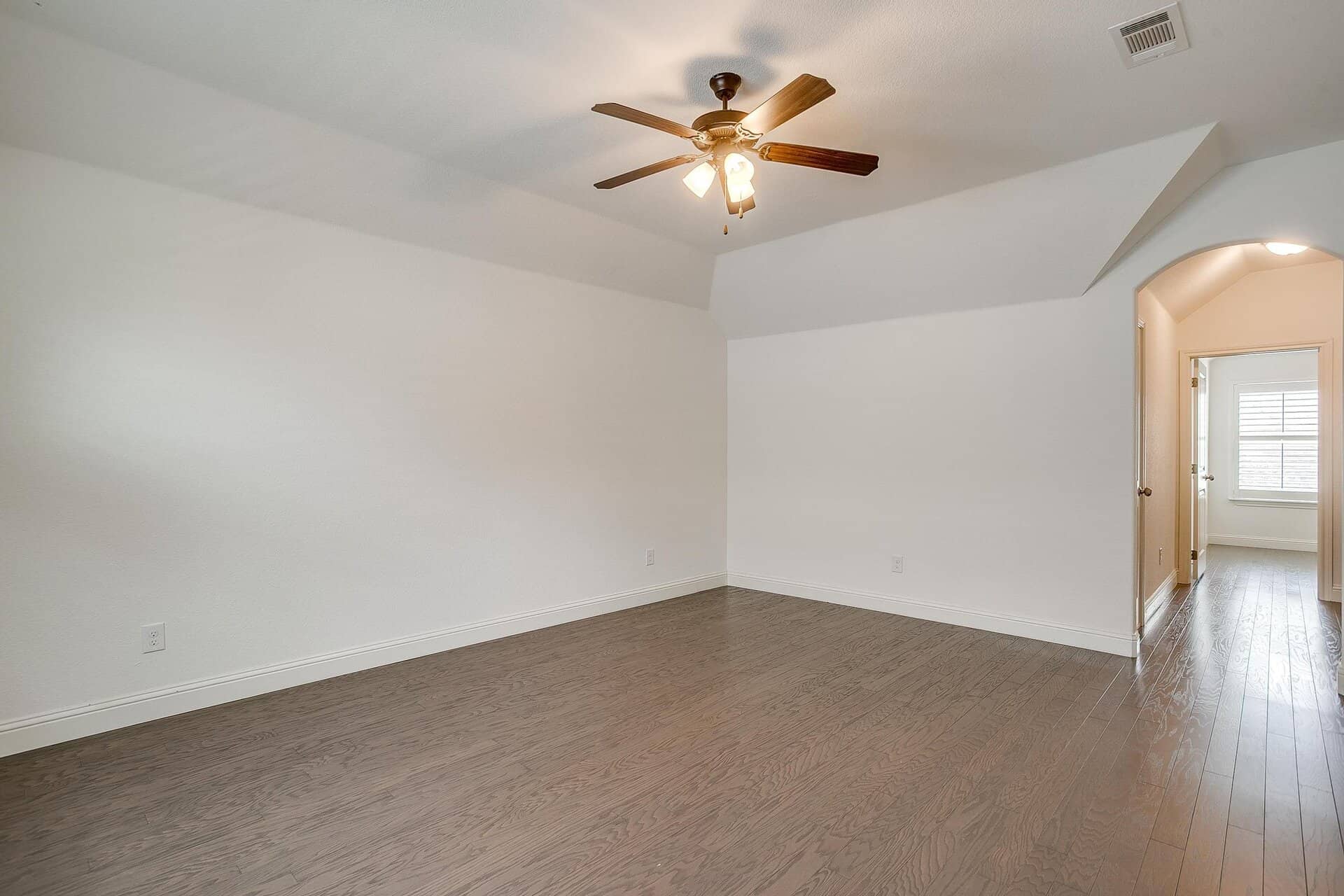 An image that shows 301 Bluestem Ln (30 Of 42)