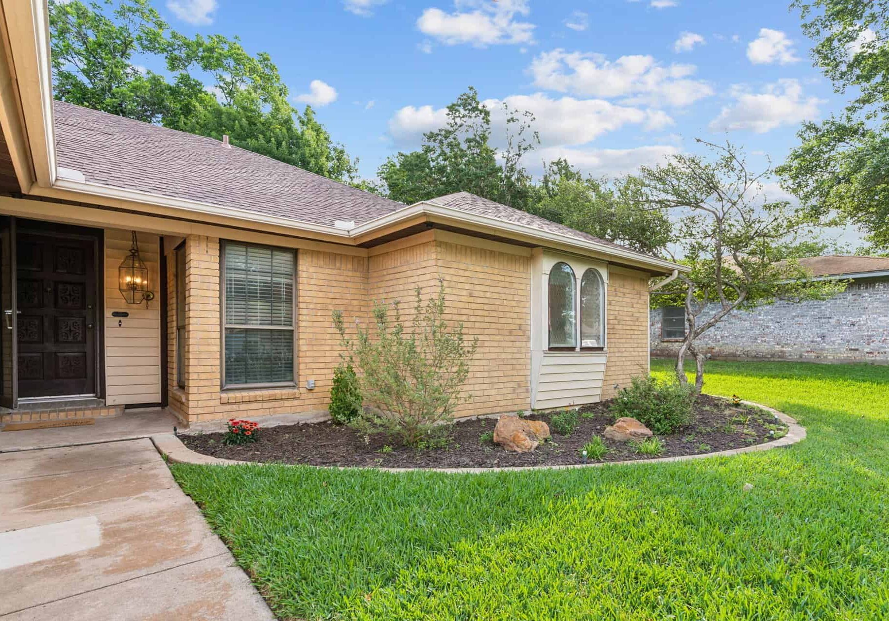 An image that shows 00 1 4 Web Or Mls 140 Amory Dr 04