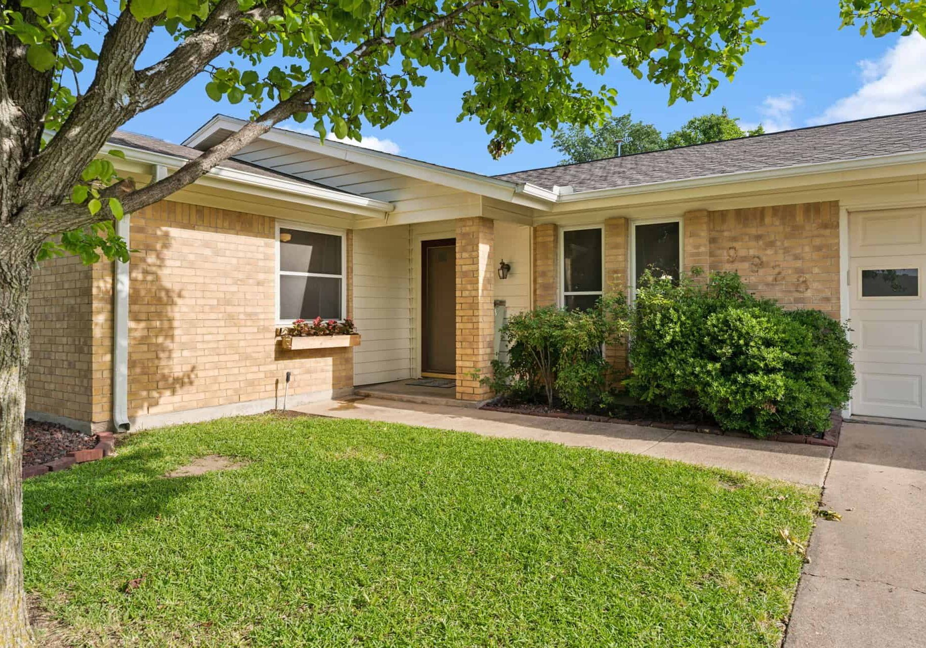 An image that shows 01 5 Web Or Mls 9928 Farmington Dr 05