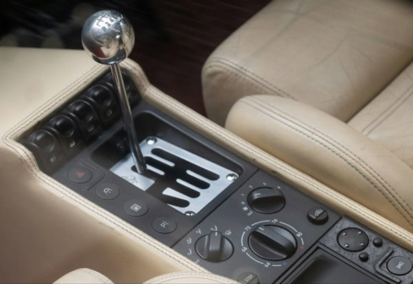 Transmission gear shift lever inside a vehicle's center console.