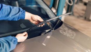 Automotive windshield inspection at Mécanique E.G.L.