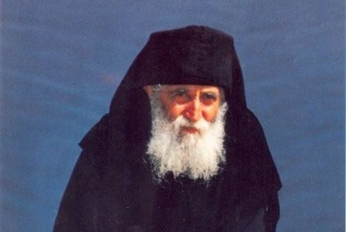 «Ο Άγιος Παΐσιος με σήκωσε…»: Η ανατριχιαστική εξομολόγηση της Ρούλας Κορομηλά για το θαύμα που της άλλαξε τη ζωή 2 agios paisios agioreitis ieramonopatia 696x467 1