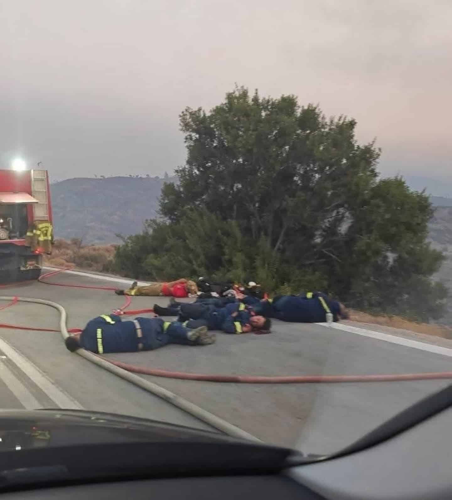 Ραγίζει καρδιές η φωτογραφία με τους εξαντλημένους Έλληνες πυροσβέστες 1