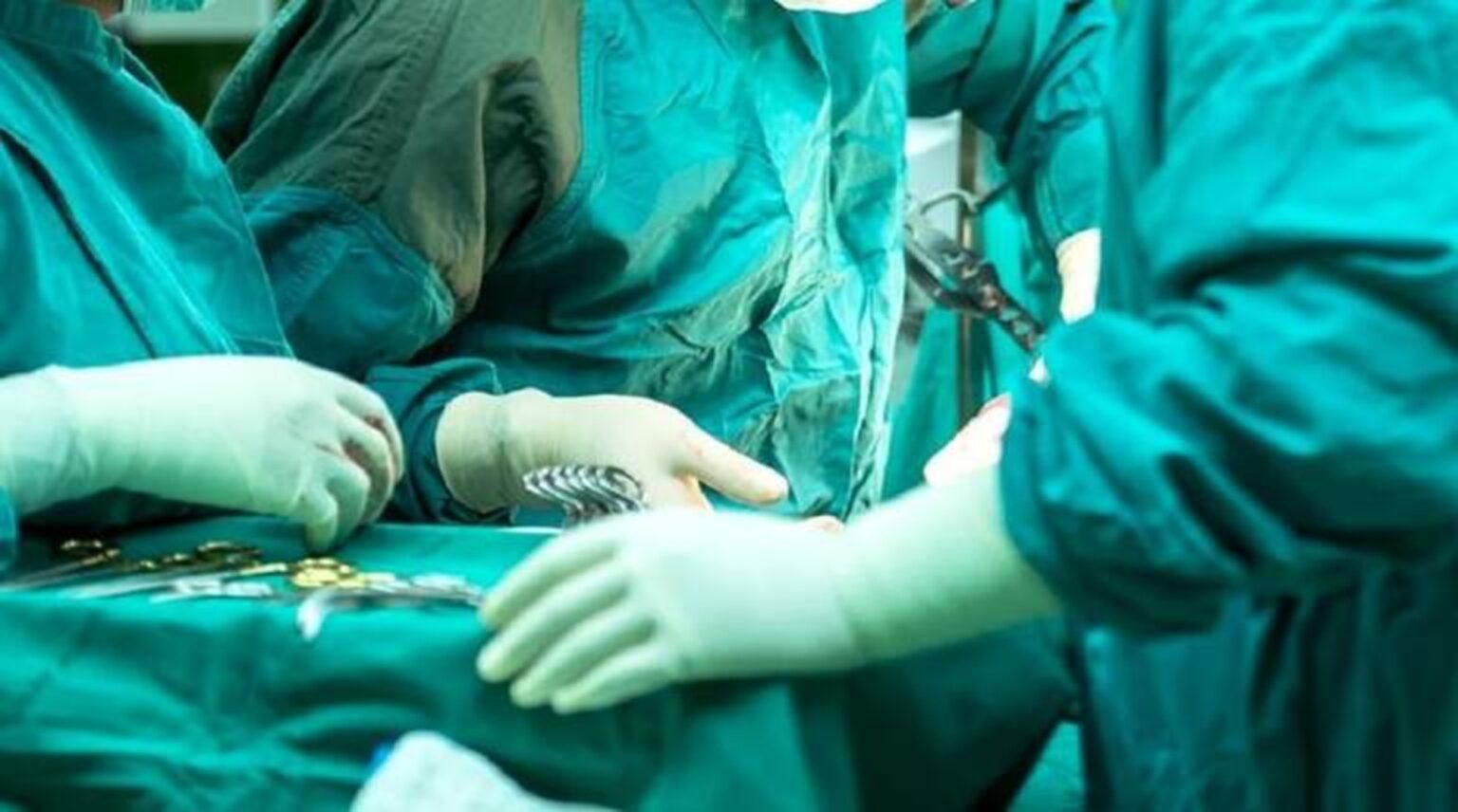 Παντρεμένος γιατρός συνεuρέθnκε με νοσηλεύτρια ενώ ο ασθενής ήταν σε αναισθησία 1 kardioxeirourgos 1 1536x856 1