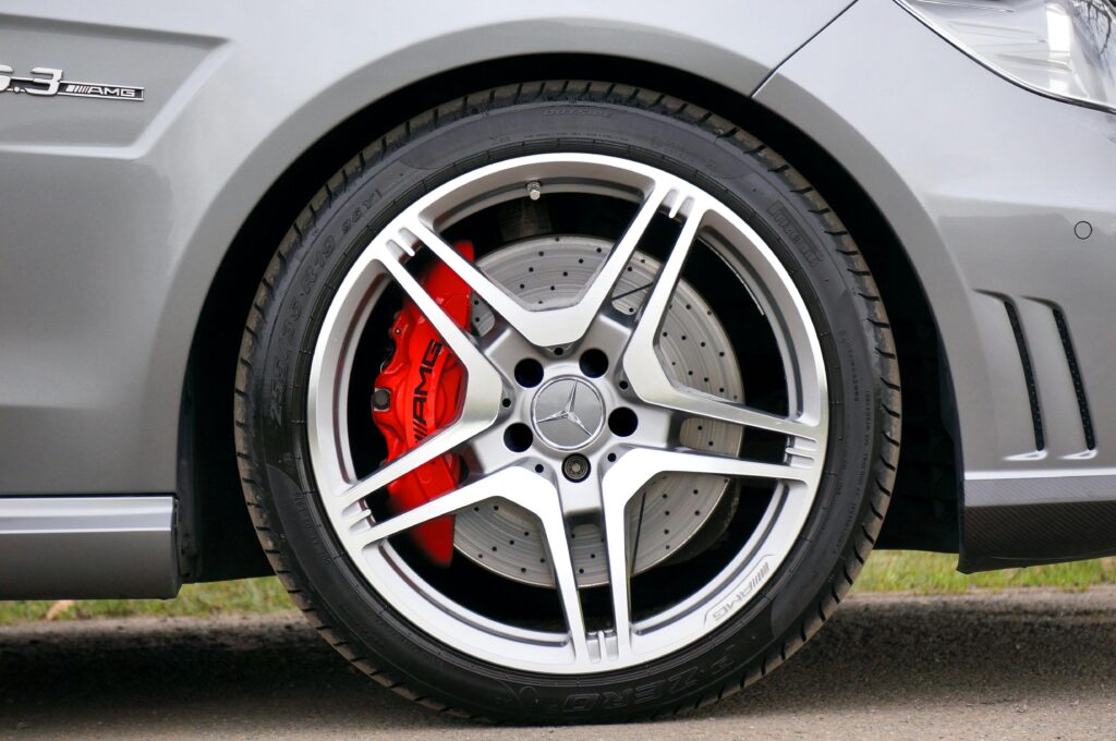 High-quality car wheel and brake system for optimal tire maintenance and safety.