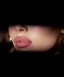 שפתיים עם LIP GLITTER של MISHEE בתאורה דרמטית