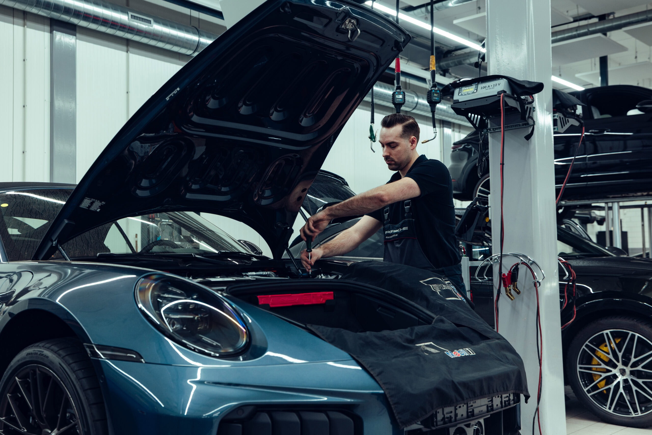 Monteur aan het sleutelen