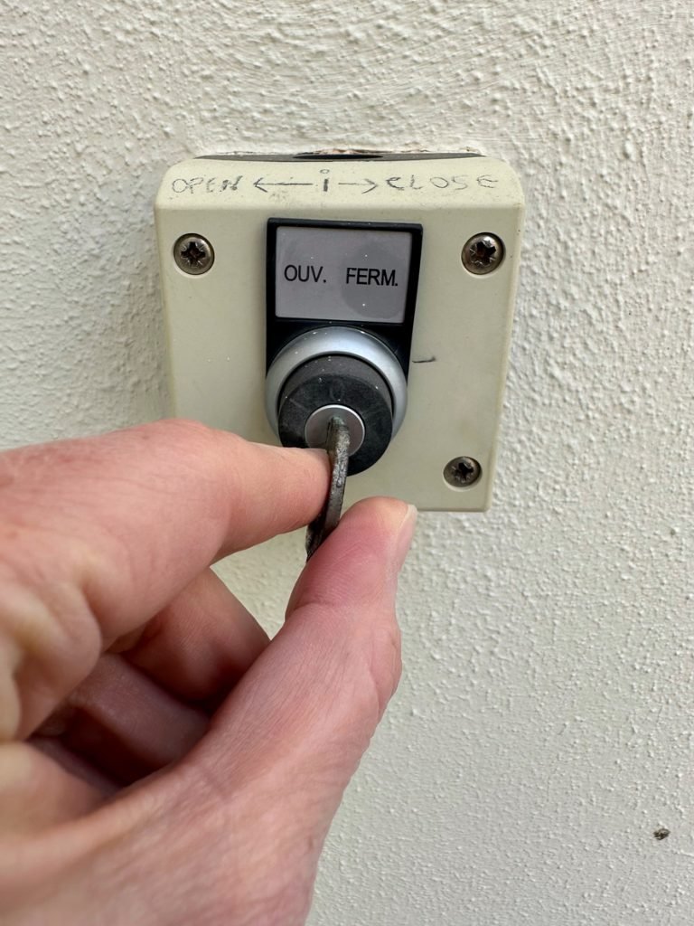 The key switch of an automatic pool cover