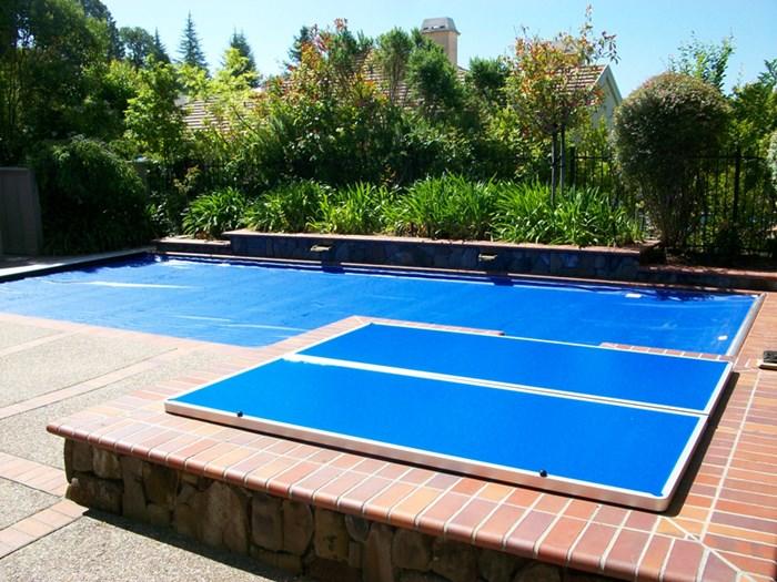 Swimming pool cover for protection against dirt, leaves, heating and cooling water