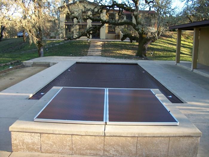 Swimming pool cover for protection against dirt, leaves, heating and cooling water