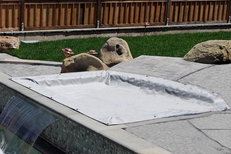 Swimming pool cover for protection against dirt, leaves, heating and cooling water