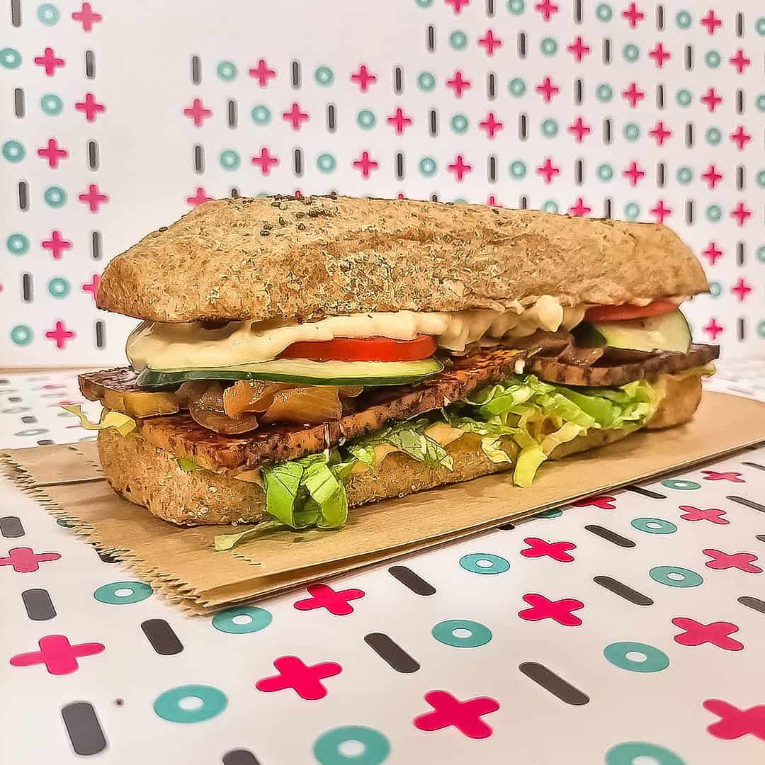 Mega dimljeni tofu u kifli, veganski obrok sa svežim sastojcima.