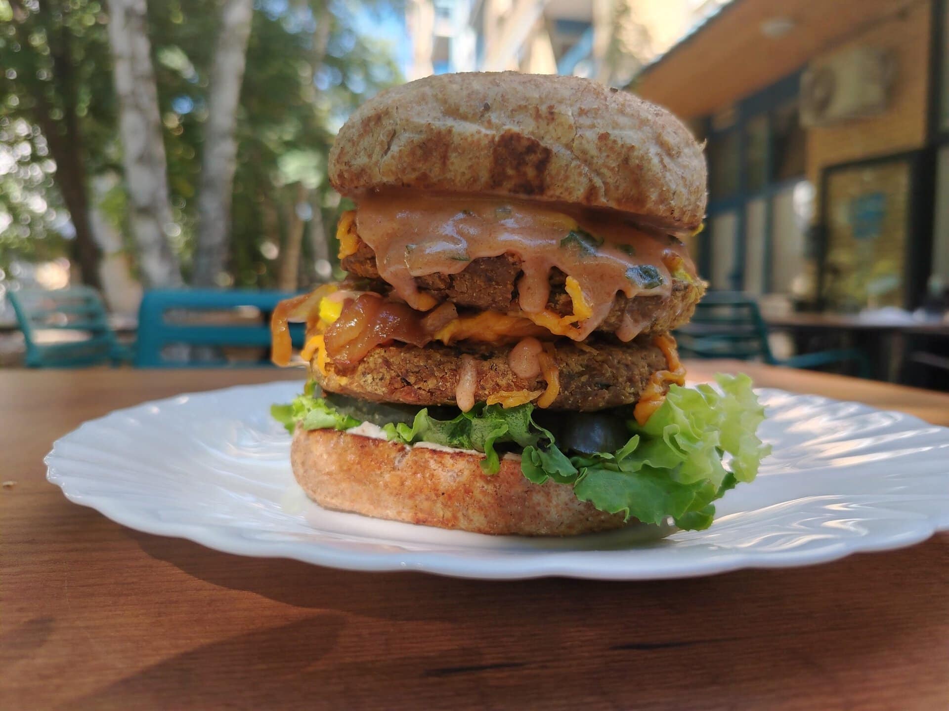 Ukusni Šerif burger sa slojevima sira, mesa i svežeg povrća.