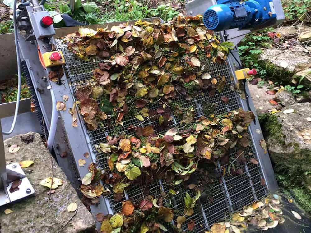 GoFlo screen scooping up leaf debris at the intake
