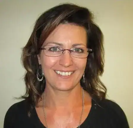 Smiling woman with glasses promoting SNX Technologies' innovative IT solutions.
