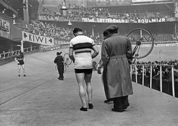 Carrera de ciclismo en pista en el Velódromo de Invierno de París alrededor de 1950
