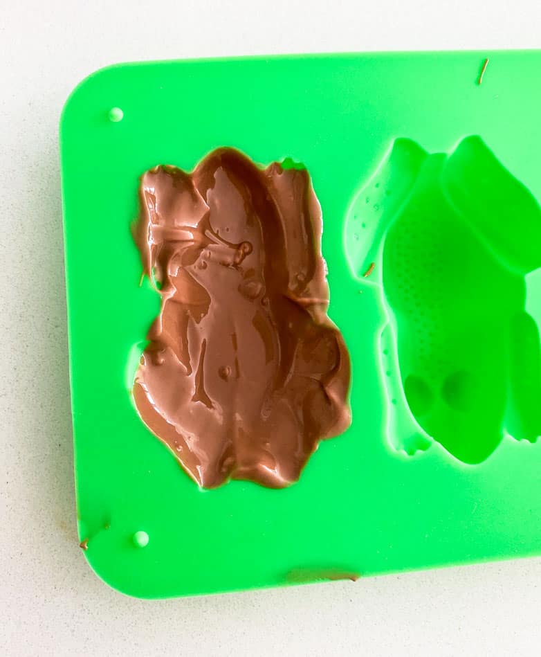 Fill the molds with chocolate