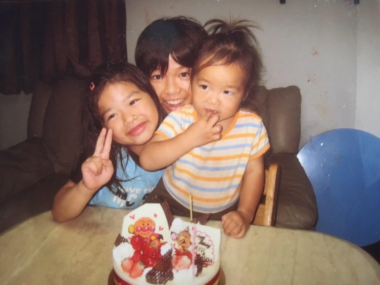 幼少期、一番右が私です