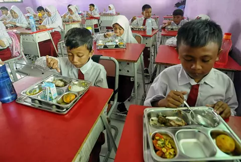 インドネシア無償学校給食の実施方法