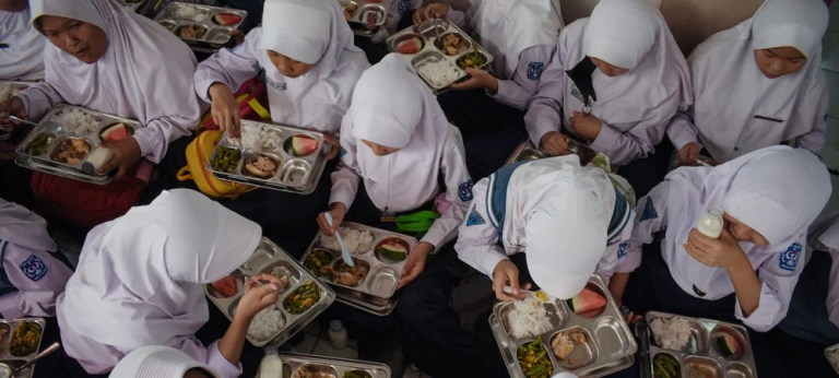 インドネシアの西ジャワ州チマヒにて、無償給食Makan Bergizi Gratis(MBG)プログラム初日に昼食をとる生徒たち。