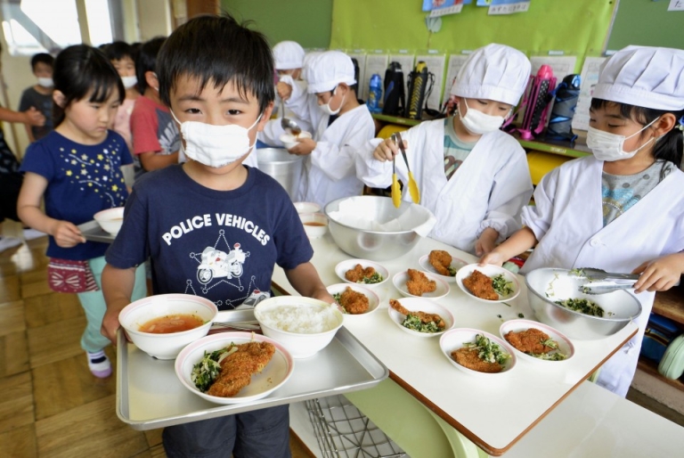 日本の給食との比較
