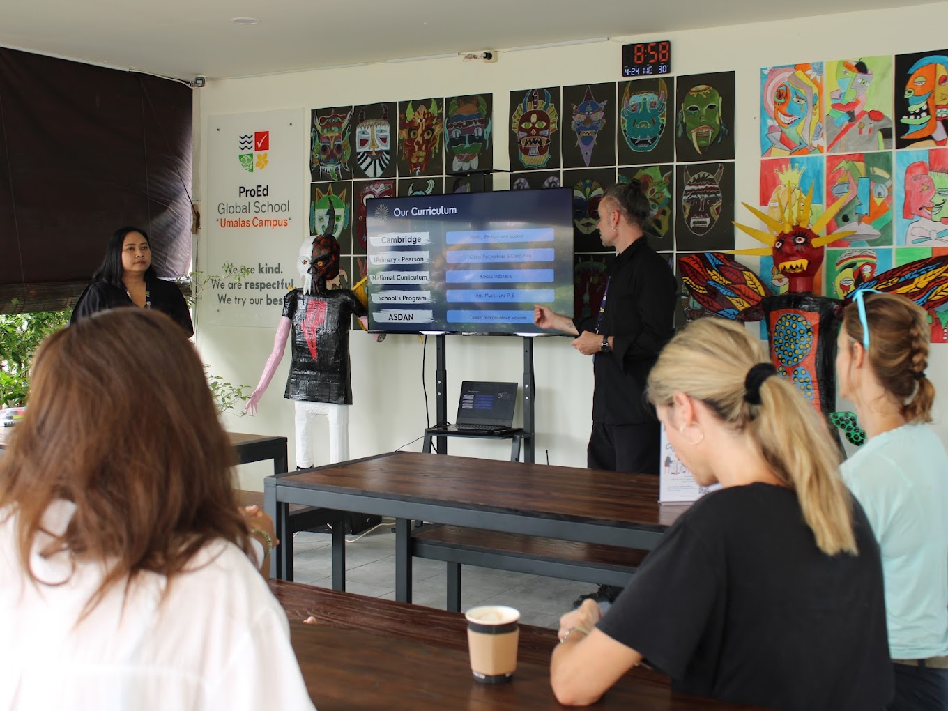 Teacher teaching in ProEd Global School - UMALAS, Sekolah Swasta dan Internasional Terbaik dan Terdekat di Bali, Badung | Biaya sekolah, school fee ProEd Global School - UMALAS