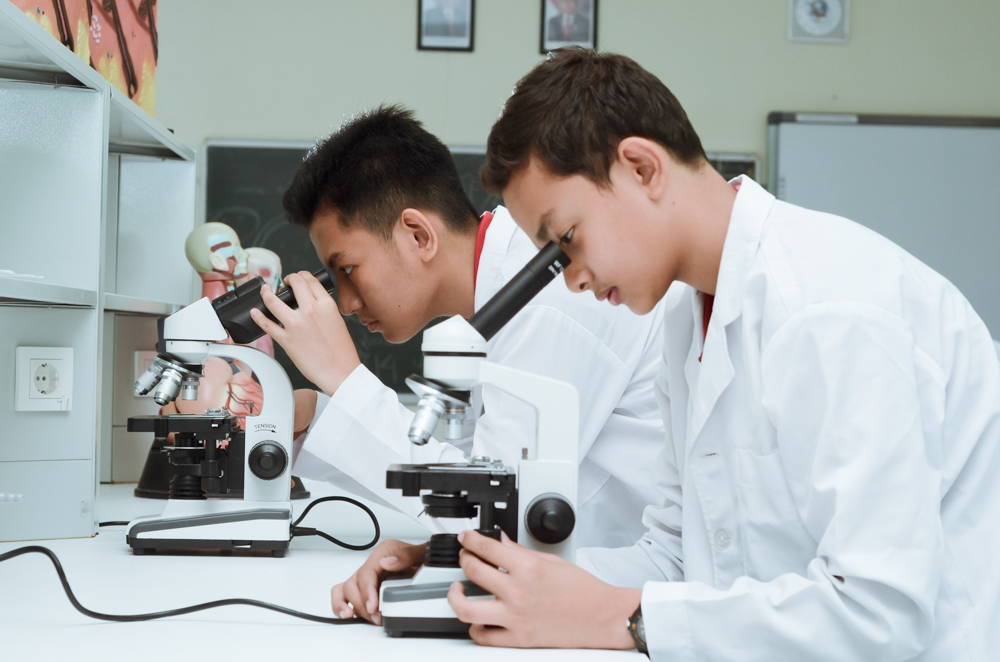 Students in Laboratorium, Anak-anak di ruangan laboratorium SMA Semesta Bilingual Boarding School, Sekolah Internasional Terbaik, Terunggul, dan Terdekat di Semarang | Biaya Sekolah SMA Semesta Bilingual Boarding School | School Fee SMA Semesta Bilingual Boarding School