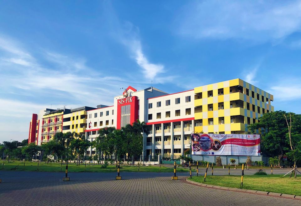 Gedung sekolah dan pintu masuk Singapore School Pantai Indah Kapuk, Sekolah Internasional di Pantai Indah Kapuk (PIK) | Biaya sekolah Singapore School Pantai Indah Kapuk | School Fee Singapore School Pantai Indah Kapuk