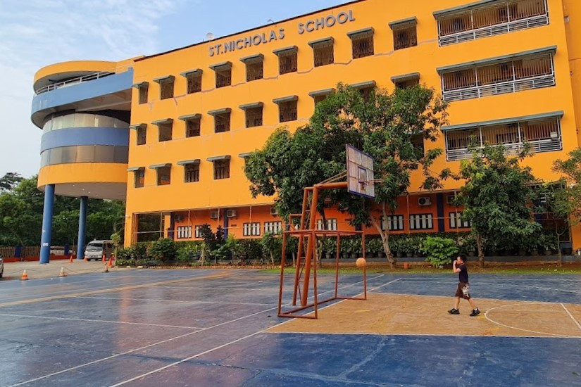 Gedung sekolah dan lapangan basket Saint Nicholas School, Sekolah Swasta di Pantai Indah Kapuk (PIK) | Biaya sekolah Saint Nicholas School | School Fee Saint Nicholas School