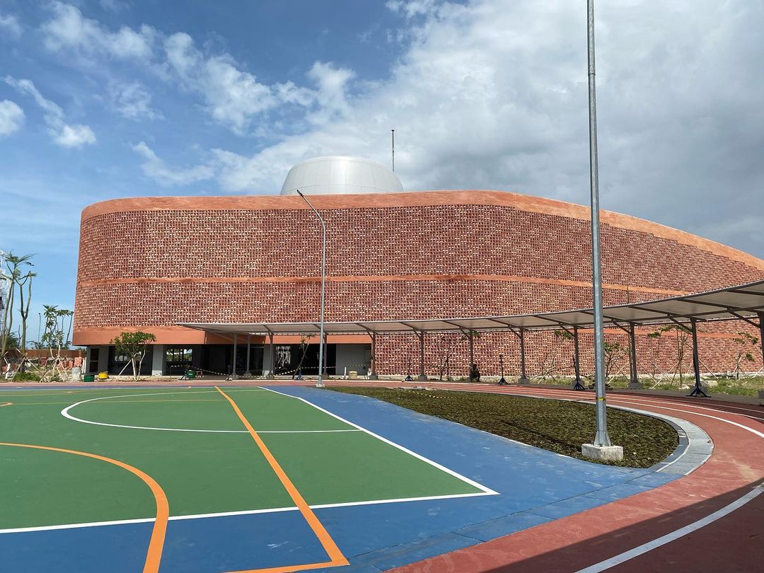 Gedung sekolah dan lapangan BINUS School Semarang, Sekolah Swasta dan Internasional di Semarang | Biaya Sekolah BINUS SCHOOL Semarang | School Fee BINUS SCHOOL Semarang
