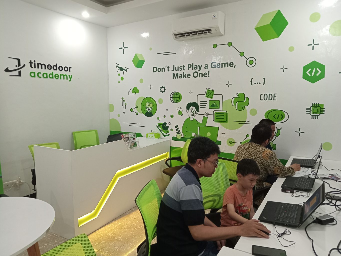 Kursus coding, pemrograman, dan komputer terdekat di Sudirman | Belajar coding dari nol, dasar, dan bagi pemula. Sekolah coding, biaya coding, Kursus Coding dan Komputer di Sudirman
