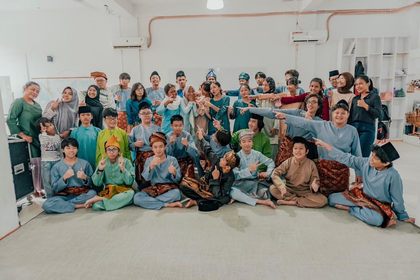 Foto bareng, anak-anak kumpul di sekolah Montessori Community School | Sekolah Internasional dan Swasta Terbaik, Terunggul, dan Terdekat di Pekanbaru | Biaya sekolah, School fee Montessori Community School
