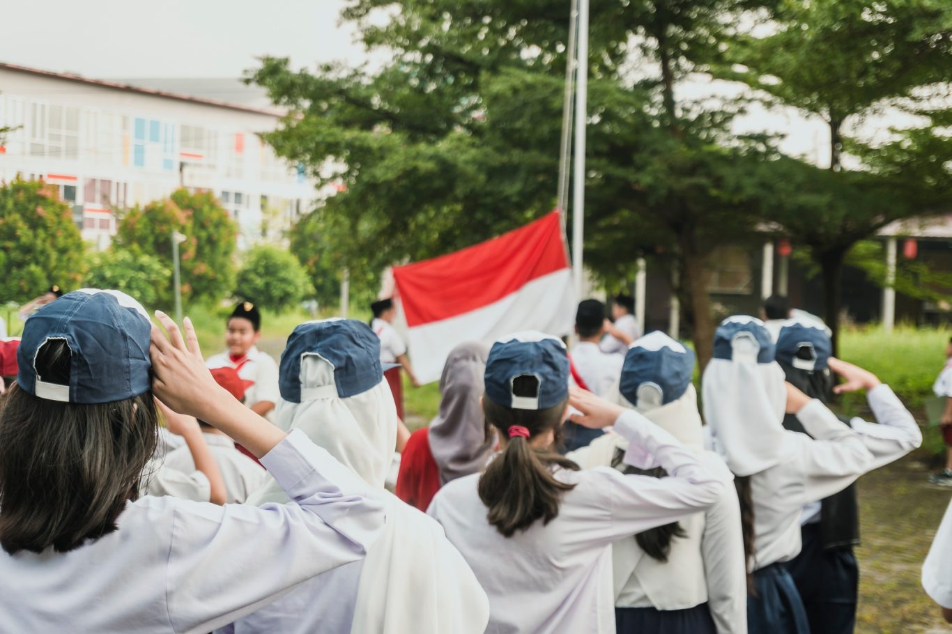 Anak-anak upacara bendera Indonesia di lapangan Montessori Community School | Daftar sekolah-sekolah swasta dan internasional terbaik, terunggul, dan terdekat di Pekanbaru | Biaya sekolah, School fee Montessori Community School